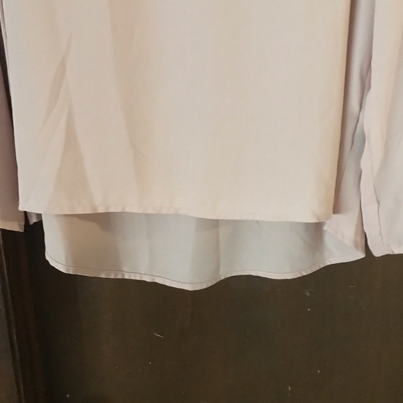 Gorgeous Flowy Soft to touch Blouse - Picture 4 of 4